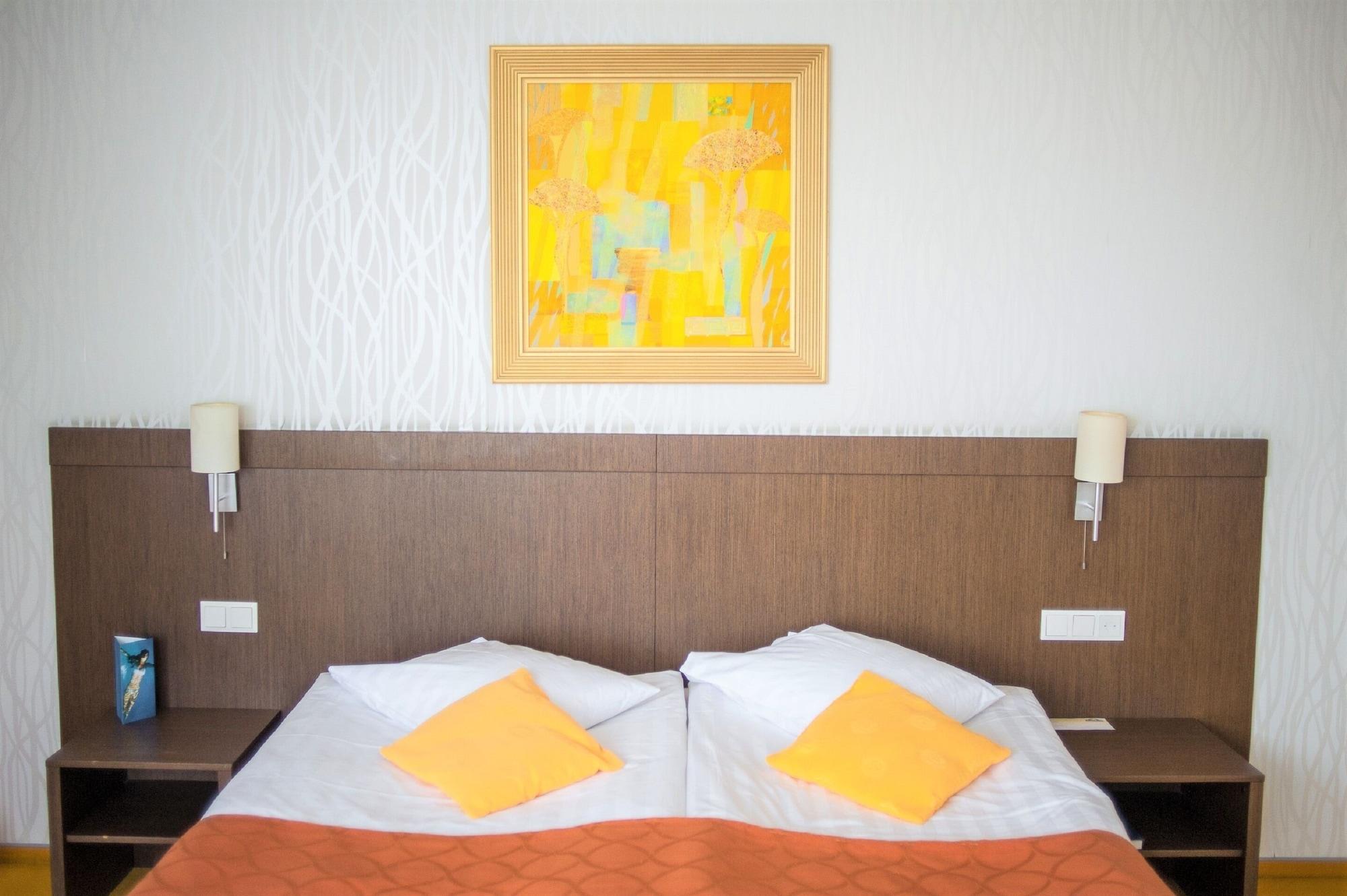 Rija Vef Hotel With Free Parking Riga Bagian luar foto