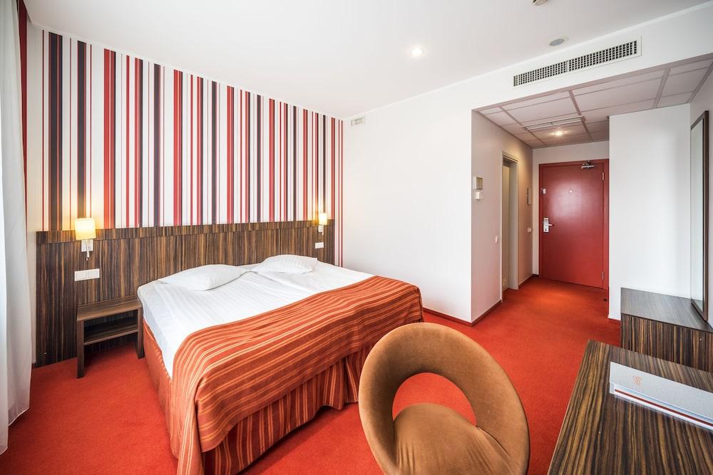 Rija Vef Hotel With Free Parking Riga Bagian luar foto